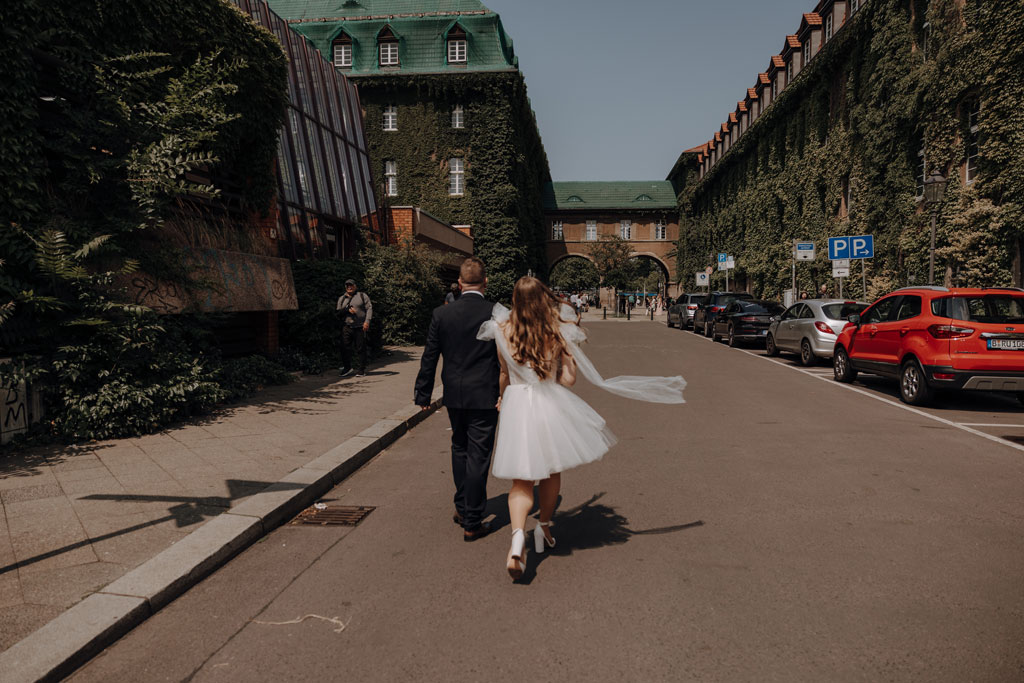 heiraten im Rathaus Spandau in berlin hochzeitsfotograf Maria Brussig Portraits vom Brautpaar auf der Straße vor dem Rathaus in berlin Spandau standesamtliche Trauung