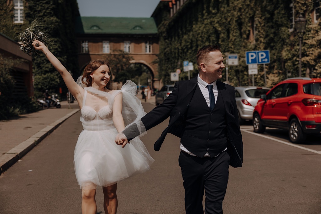 heiraten im Rathaus Spandau in berlin hochzeitsfotograf Maria Brussig Portraits vom Brautpaar auf der Straße vor dem Rathaus in berlin Spandau standesamtliche Trauung