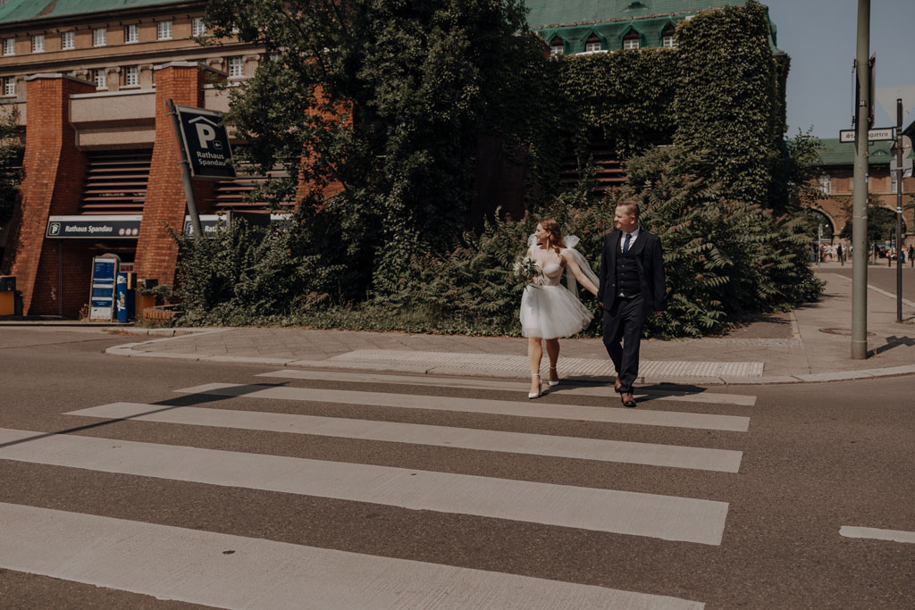 heiraten im Rathaus Spandau in berlin hochzeitsfotograf Maria Brussig Portraits vom Brautpaar auf der Straße vor dem Rathaus in berlin Spandau standesamtliche Trauung