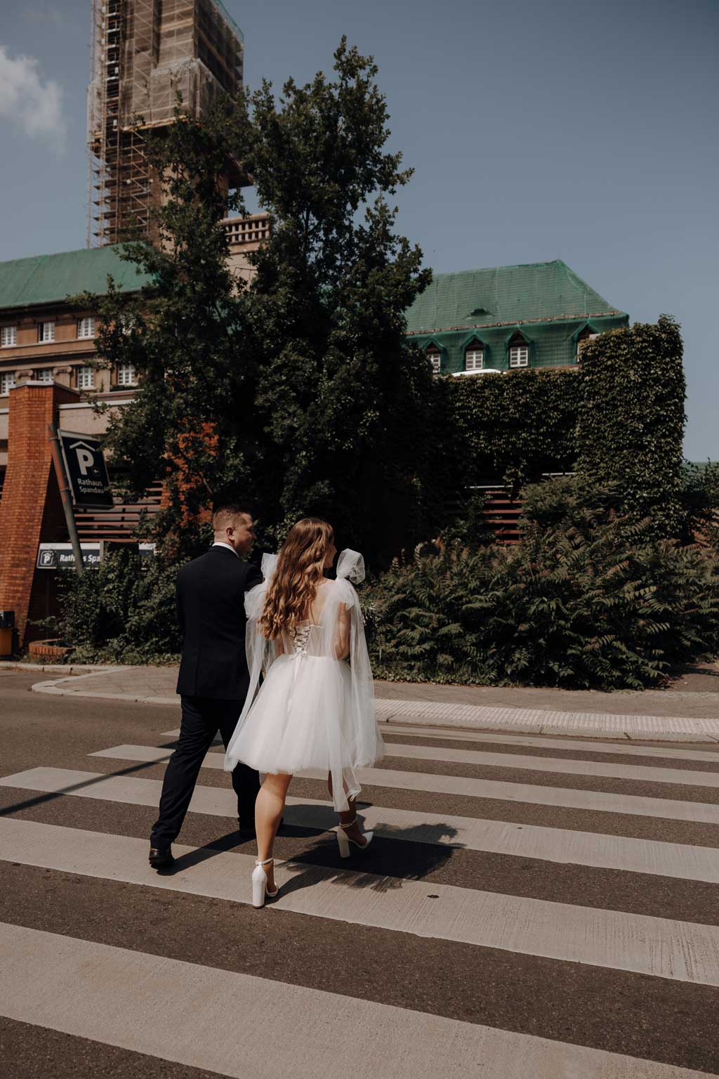 heiraten im Rathaus Spandau in berlin hochzeitsfotograf Maria Brussig Portraits vom Brautpaar auf der Straße vor dem Rathaus in berlin Spandau standesamtliche Trauung