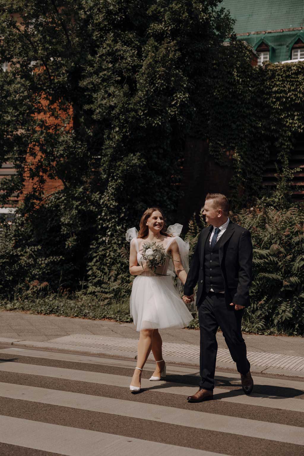 heiraten im Rathaus Spandau in berlin hochzeitsfotograf Maria Brussig Portraits vom Brautpaar auf der Straße vor dem Rathaus in berlin Spandau standesamtliche Trauung