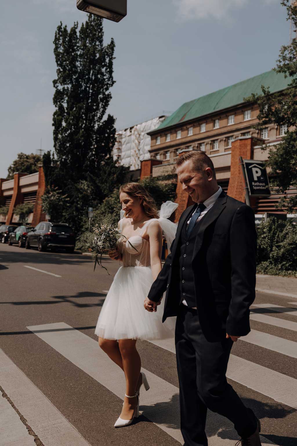 heiraten im Rathaus Spandau in berlin hochzeitsfotograf Maria Brussig Portraits vom Brautpaar auf der Straße vor dem Rathaus in berlin Spandau standesamtliche Trauung