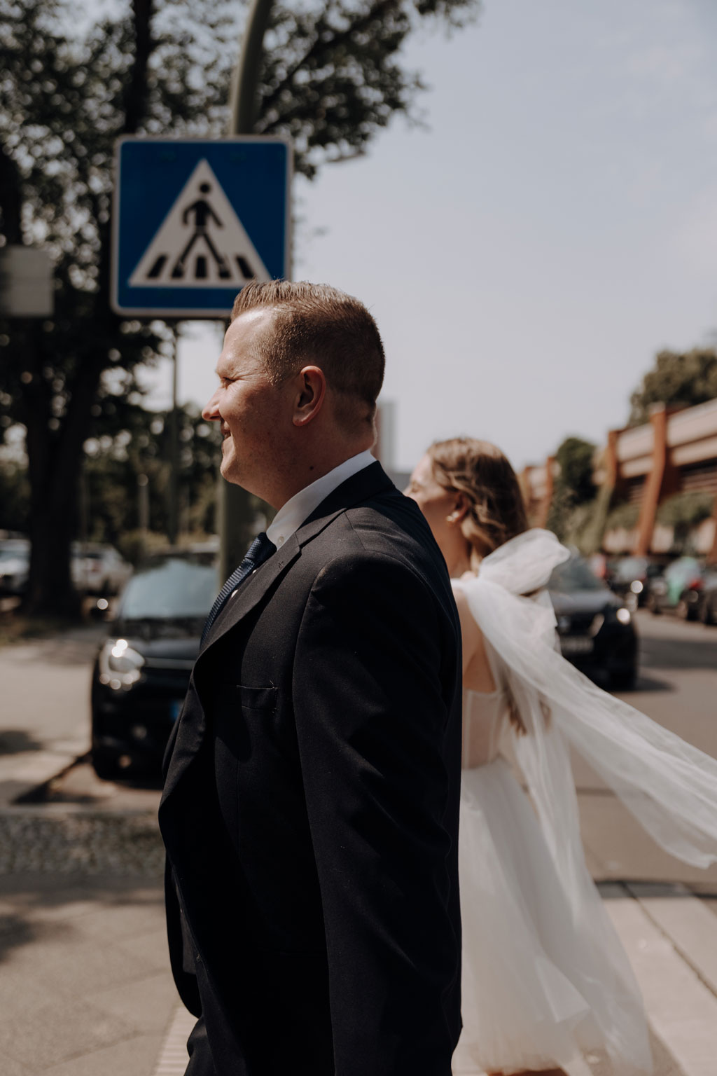 heiraten im Rathaus Spandau in berlin hochzeitsfotograf Maria Brussig Portraits vom Brautpaar auf der Straße vor dem Rathaus in berlin Spandau standesamtliche Trauung