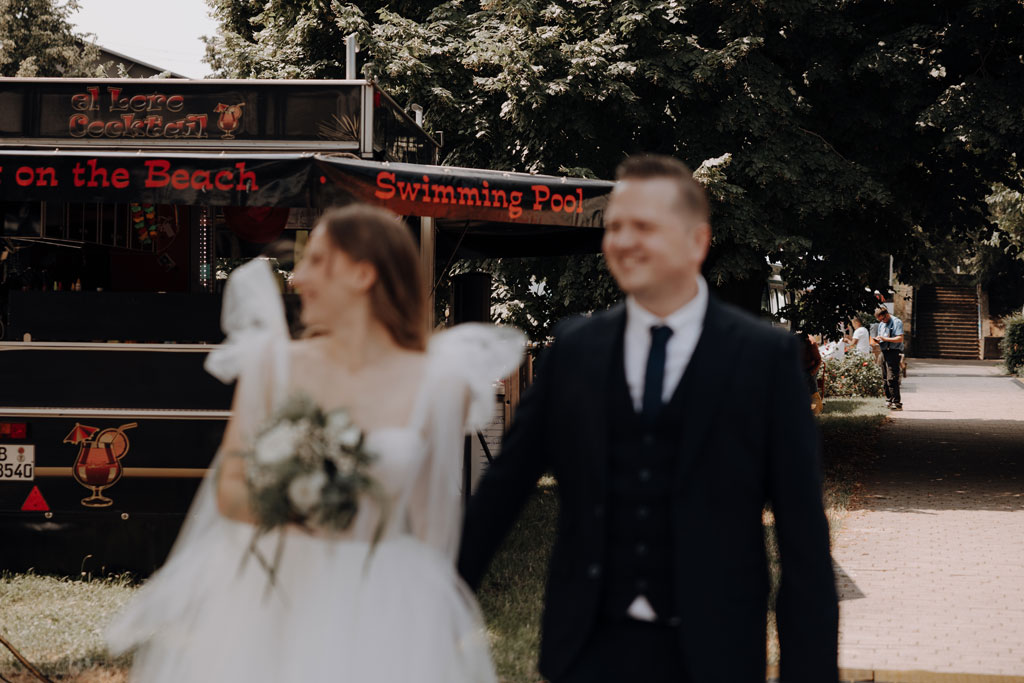 heiraten im Rathaus Spandau in berlin hochzeitsfotograf Maria Brussig Portraits vom Brautpaar auf der Straße vor dem Rathaus in berlin Spandau standesamtliche Trauung