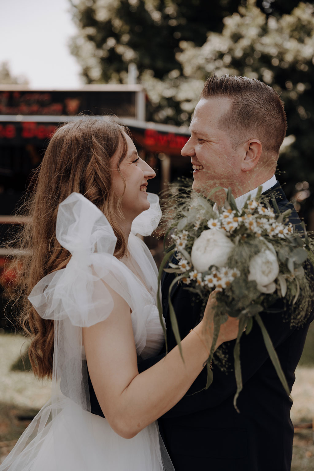 heiraten im Rathaus Spandau in berlin hochzeitsfotograf Maria Brussig Portraits vom Brautpaar auf der Straße vor dem Rathaus in berlin Spandau standesamtliche Trauung