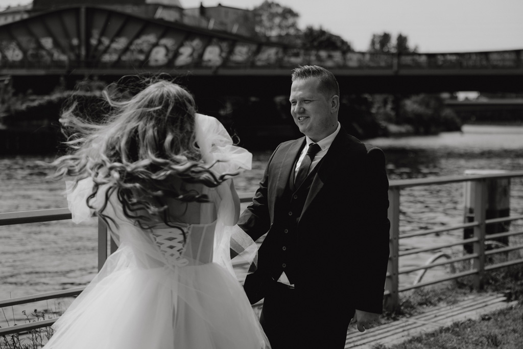 heiraten im Rathaus Spandau in berlin hochzeitsfotograf Maria Brussig Portraits vom Brautpaar auf der Straße vor dem Rathaus in berlin Spandau standesamtliche Trauung