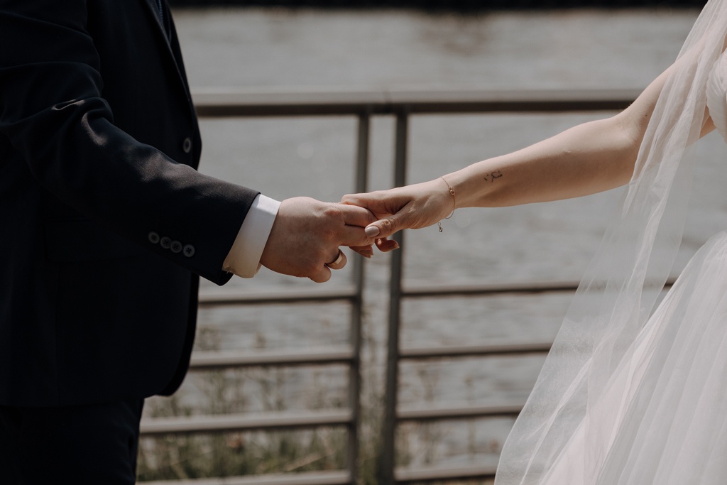 heiraten im Rathaus Spandau in berlin hochzeitsfotograf Maria Brussig Portraits vom Brautpaar auf der Straße vor dem Rathaus in berlin Spandau standesamtliche Trauung