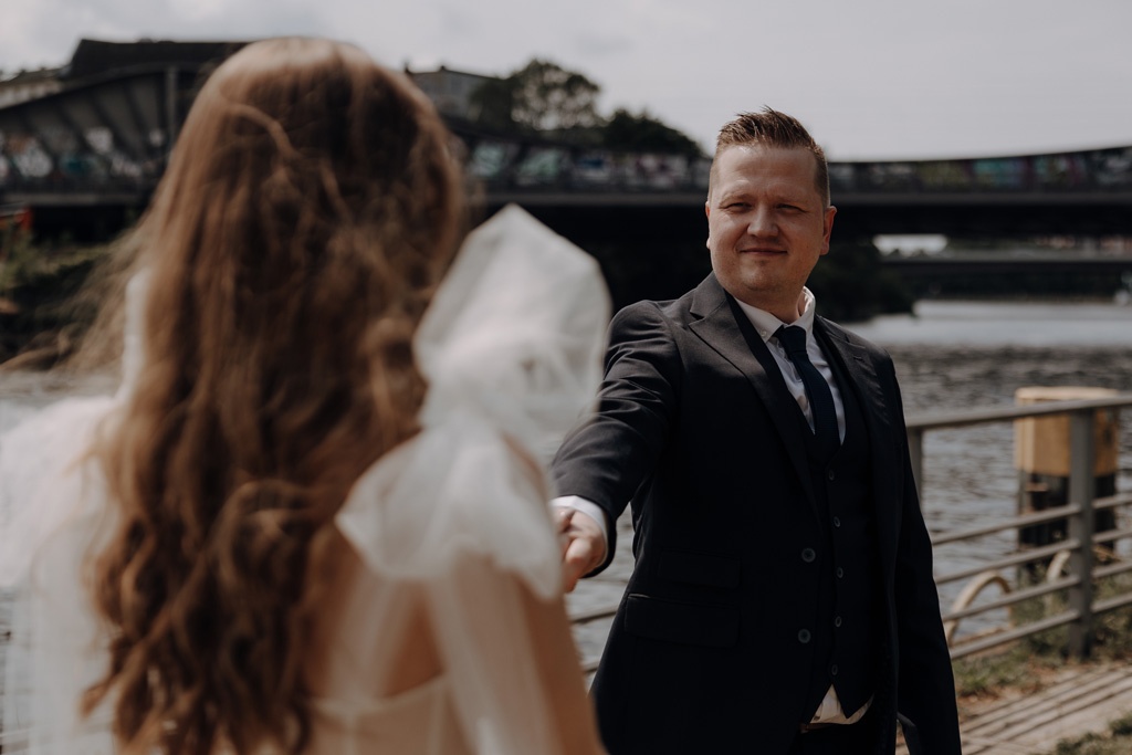 heiraten im Rathaus Spandau in berlin hochzeitsfotograf Maria Brussig Portraits vom Brautpaar auf der Straße vor dem Rathaus in berlin Spandau standesamtliche Trauung