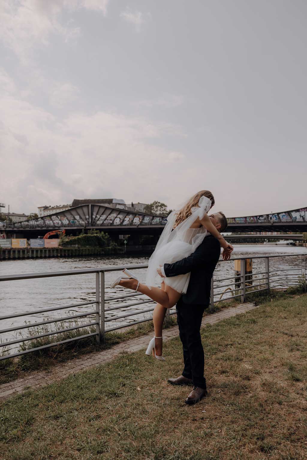 heiraten im Rathaus Spandau in berlin hochzeitsfotograf Maria Brussig Portraits vom Brautpaar auf der Straße vor dem Rathaus in berlin Spandau standesamtliche Trauung