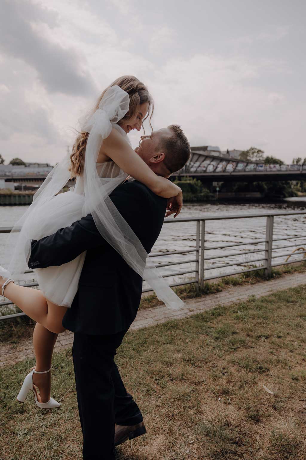 heiraten im Rathaus Spandau in berlin hochzeitsfotograf Maria Brussig Portraits vom Brautpaar auf der Straße vor dem Rathaus in berlin Spandau standesamtliche Trauung