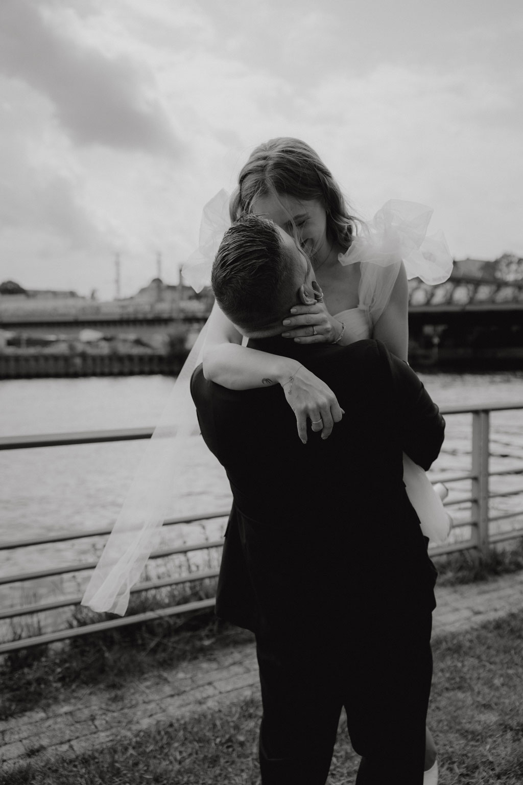 heiraten im Rathaus Spandau in berlin hochzeitsfotograf Maria Brussig Portraits vom Brautpaar auf der Straße vor dem Rathaus in berlin Spandau standesamtliche Trauung