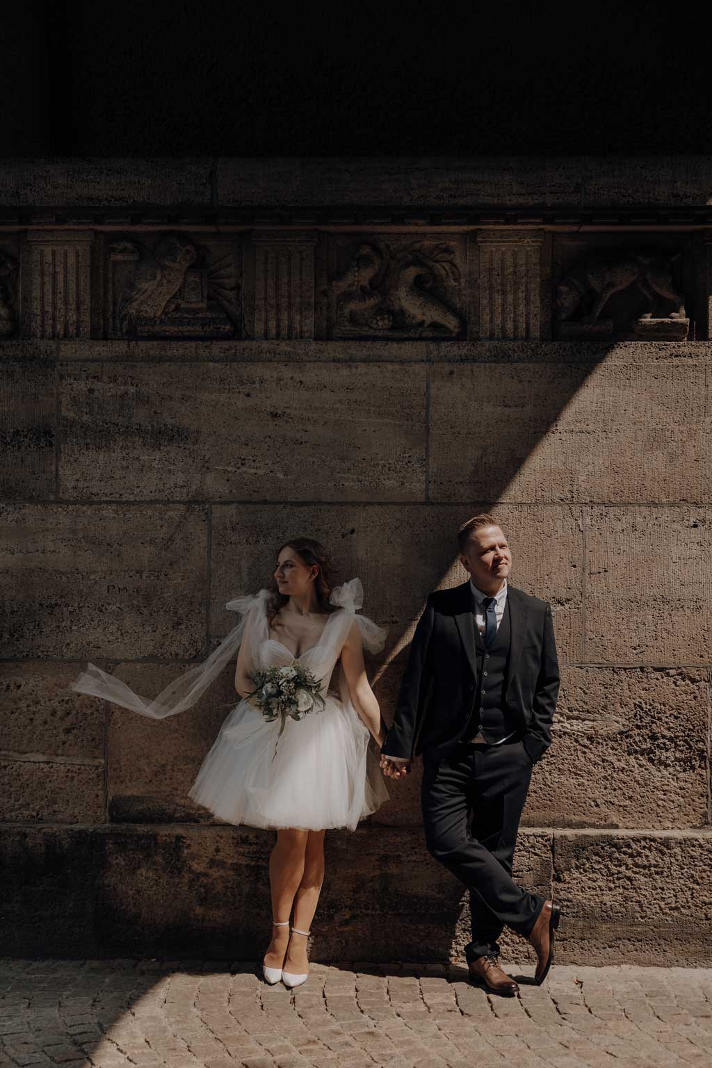 heiraten im Rathaus Spandau in berlin hochzeitsfotograf Maria Brussig Portraits vom Brautpaar auf der Straße vor dem Rathaus in berlin Spandau standesamtliche Trauung