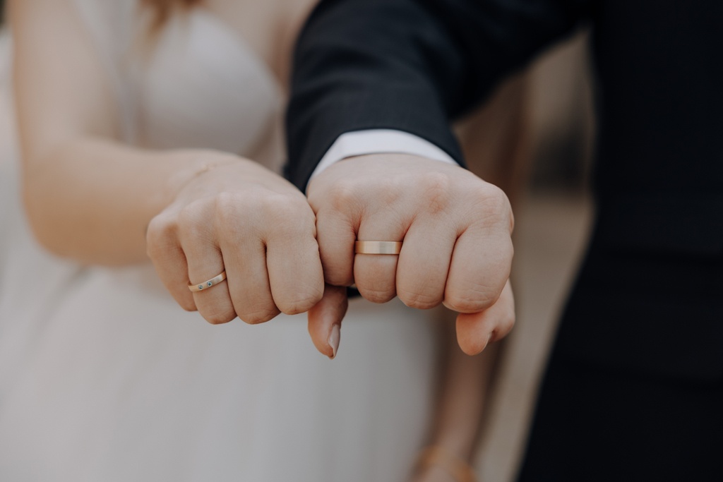 heiraten im Rathaus Spandau in berlin hochzeitsfotograf Maria Brussig Portraits vom Brautpaar auf der Straße vor dem Rathaus in berlin Spandau standesamtliche Trauung