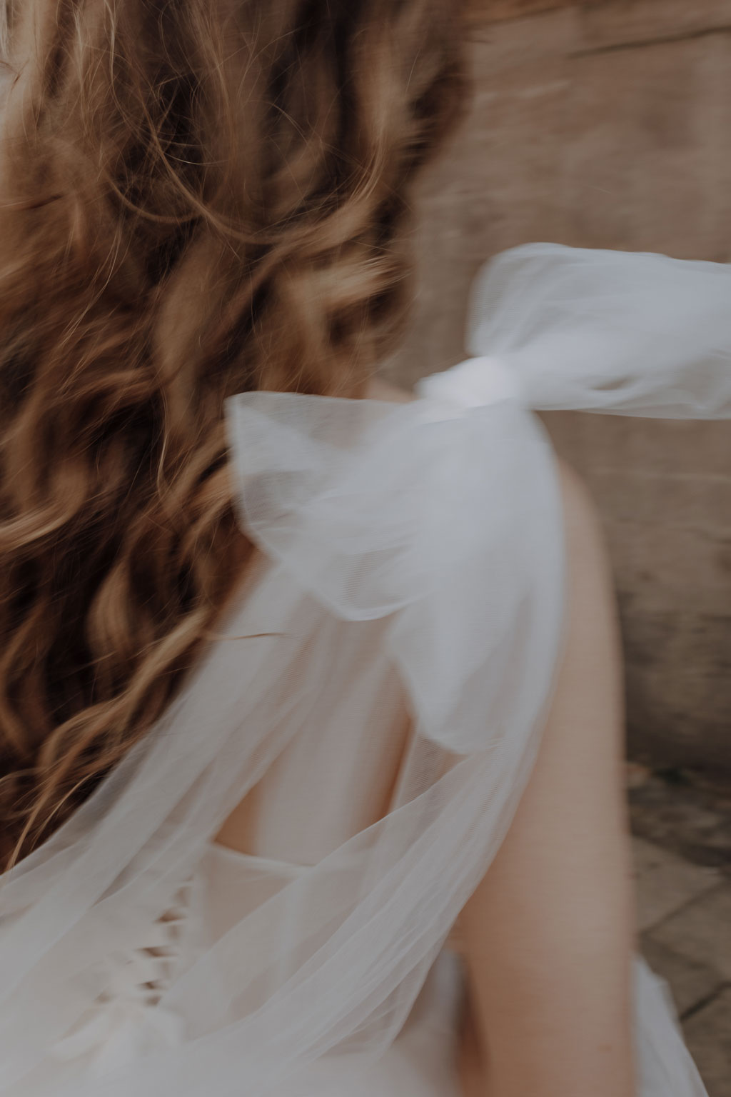 heiraten im Rathaus Spandau in berlin hochzeitsfotograf Maria Brussig Portraits vom Brautpaar auf der Straße vor dem Rathaus in berlin Spandau standesamtliche Trauung