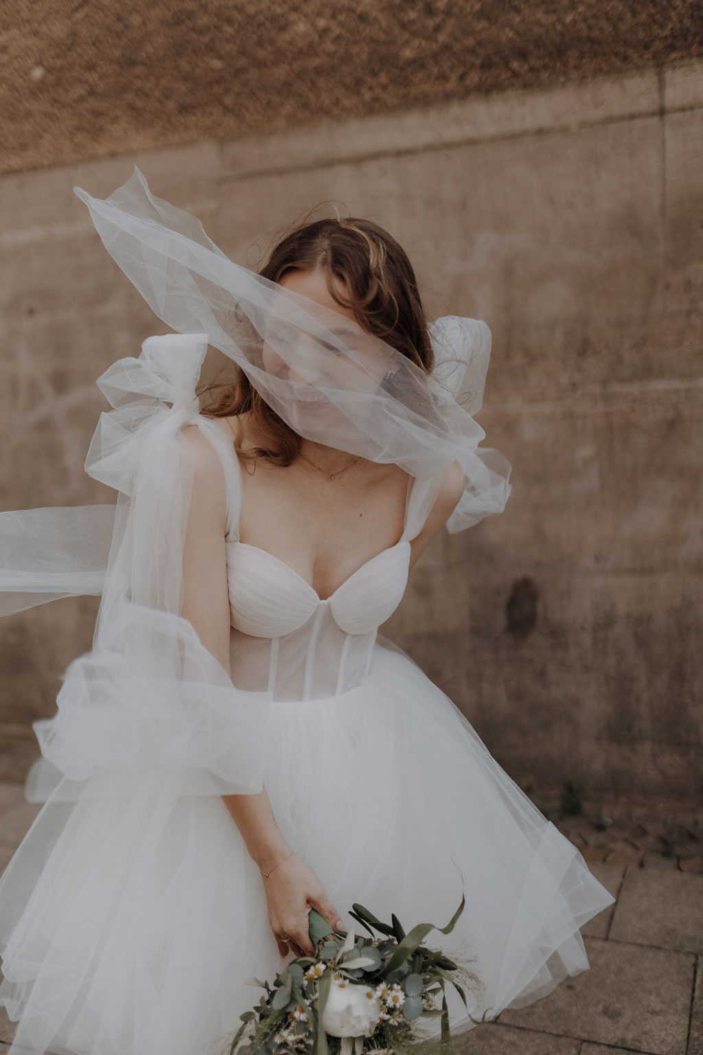 heiraten im Rathaus Spandau in berlin hochzeitsfotograf Maria Brussig Portraits vom Brautpaar auf der Straße vor dem Rathaus in berlin Spandau standesamtliche Trauung