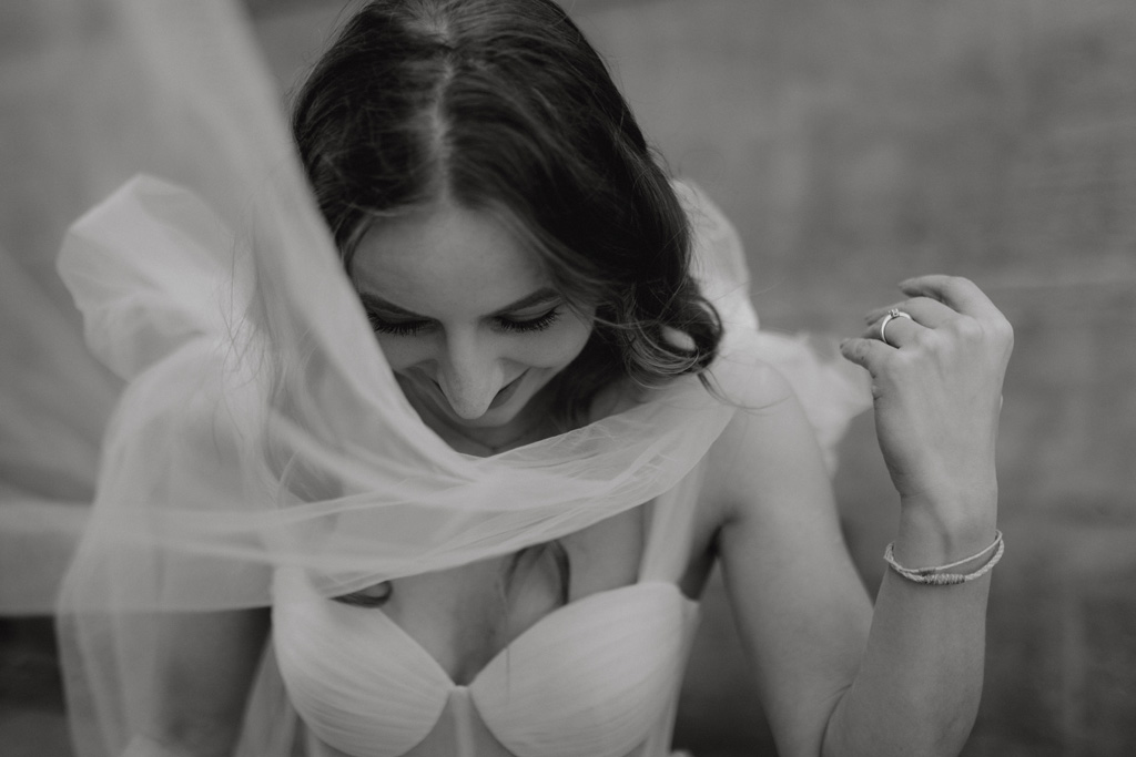 heiraten im Rathaus Spandau in berlin hochzeitsfotograf Maria Brussig Portraits vom Brautpaar auf der Straße vor dem Rathaus in berlin Spandau standesamtliche Trauung