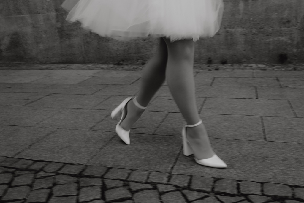 heiraten im Rathaus Spandau in berlin hochzeitsfotograf Maria Brussig Portraits vom Brautpaar auf der Straße vor dem Rathaus in berlin Spandau standesamtliche Trauung