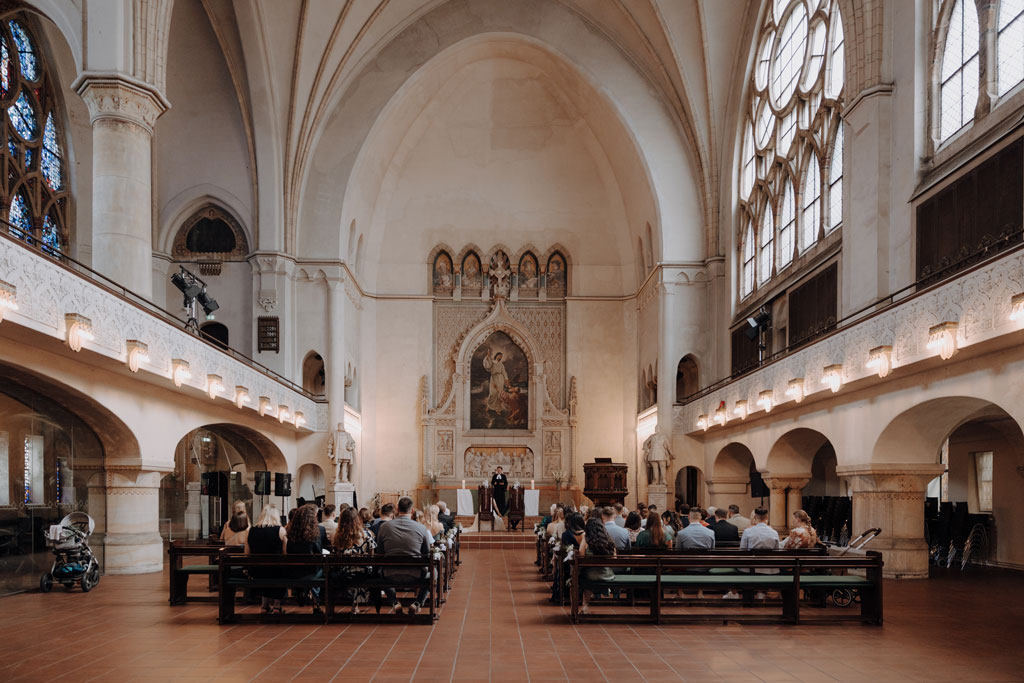 hochzeitsfotograf berlin Hochzeitsfeier treehouse berlin eventfotos eventfotograf hochzeitsfeier brautpaar kirche kirchliche trauung