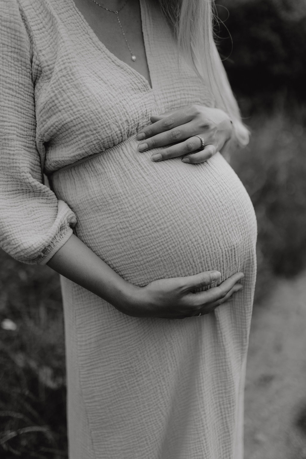 Babybauchfotos am Kaulsdorfer See in berlin Familienfotograf berlin Bilderserie Babybauch im grünen Fotoshootings mit Fotografin Schwangerschaftsfotos couplefotos mit Ultraschallfotos babybauch