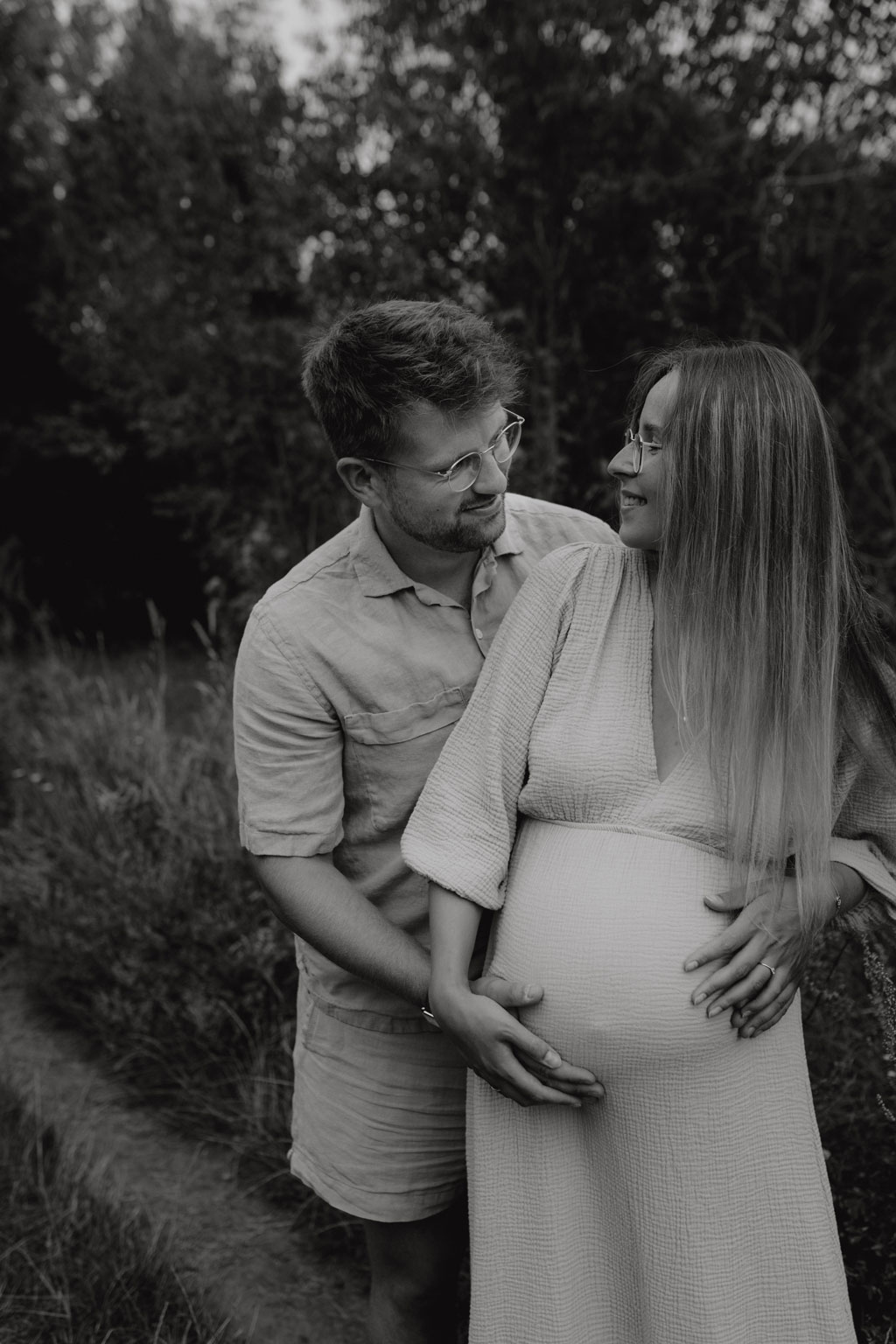 Babybauchfotos am Kaulsdorfer See in berlin Familienfotograf berlin Bilderserie Babybauch im grünen Fotoshootings mit Fotografin Schwangerschaftsfotos couplefotos mit Ultraschallfotos babybauch