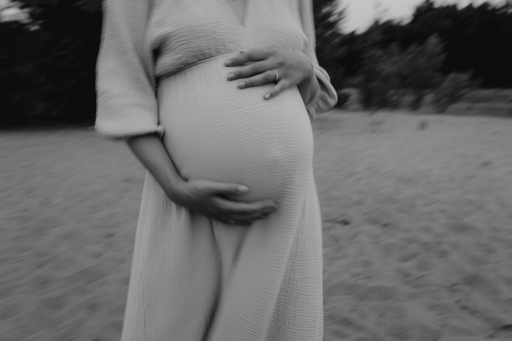 Babybauchfotos am Kaulsdorfer See in berlin Familienfotograf berlin Bilderserie Babybauch im grünen Fotoshootings mit Fotografin Schwangerschaftsfotos couplefotos mit Ultraschallfotos babybauch