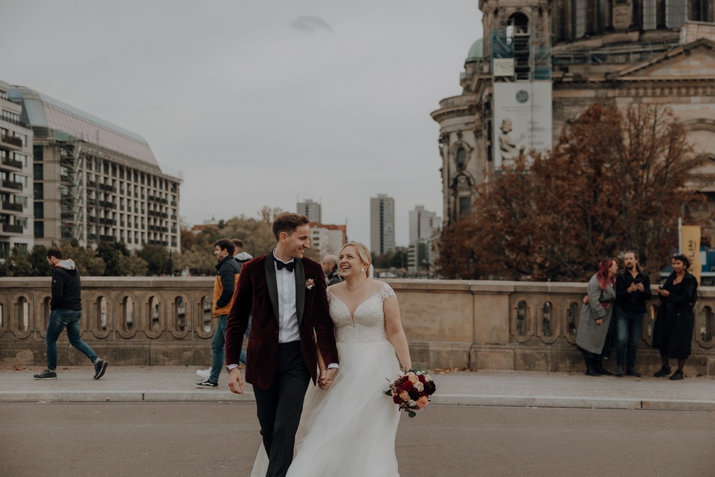 Hochzeit in der Charité in der Hoersaalrouine mit shooting an der Museumsinsel mit einem Oldtimer und dem Berliner Dom und dem Fernsehturm im Hintergrund. da haben wir Paarfotos gemacht.