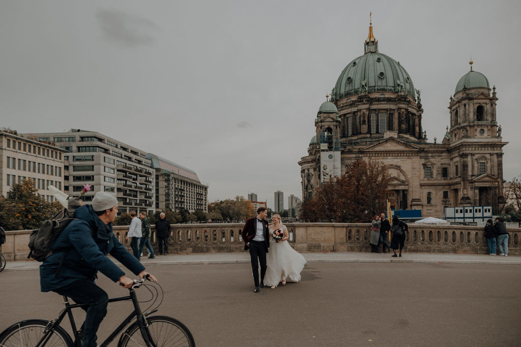 Hochzeit in der Charité in der Hoersaalrouine mit shooting an der Museumsinsel mit einem Oldtimer und dem Berliner Dom und dem Fernsehturm im Hintergrund. da haben wir Paarfotos gemacht.