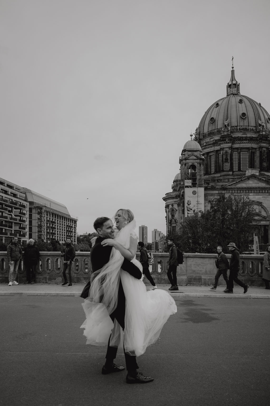 Hochzeit in der Charité in der Hoersaalrouine mit shooting an der Museumsinsel mit einem Oldtimer und dem Berliner Dom und dem Fernsehturm im Hintergrund. da haben wir Paarfotos gemacht.