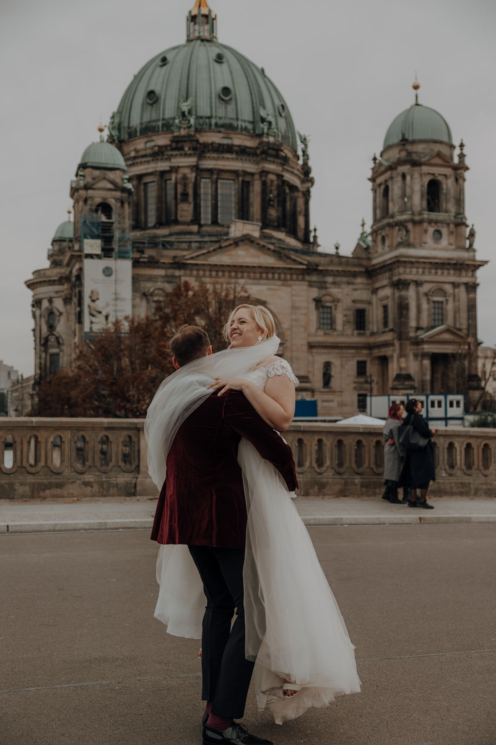 Hochzeit in der Charité in der Hoersaalrouine mit shooting an der Museumsinsel mit einem Oldtimer und dem Berliner Dom und dem Fernsehturm im Hintergrund. da haben wir Paarfotos gemacht.