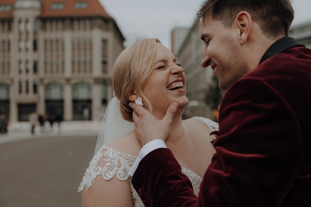 Hochzeit in der Charité in der Hoersaalrouine mit shooting an der Museumsinsel mit einem Oldtimer und dem Berliner Dom und dem Fernsehturm im Hintergrund. da haben wir Paarfotos gemacht.