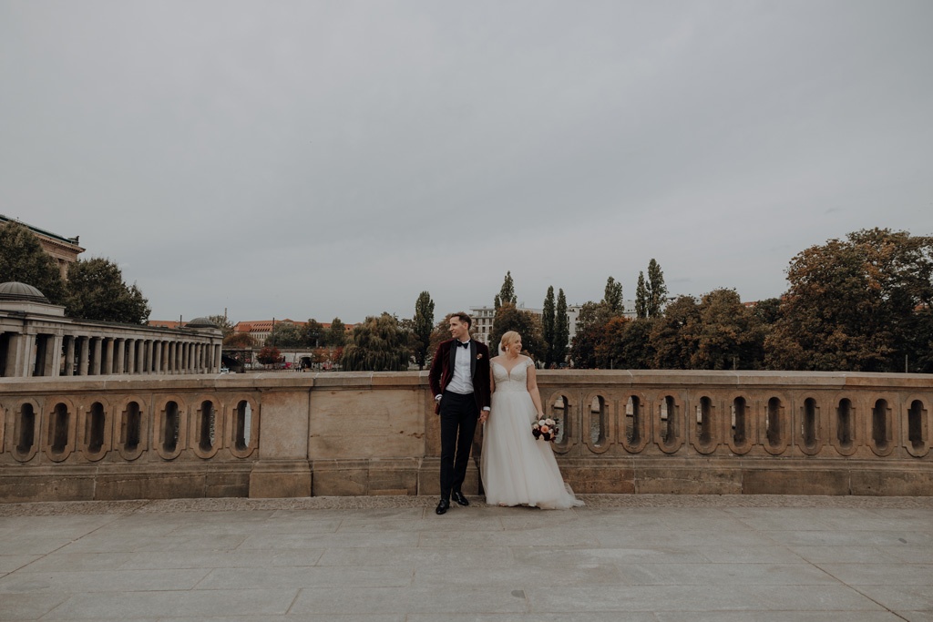 Hochzeit in der Charité in der Hoersaalrouine mit shooting an der Museumsinsel mit einem Oldtimer und dem Berliner Dom und dem Fernsehturm im Hintergrund. da haben wir Paarfotos gemacht.