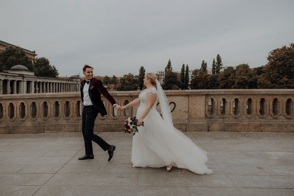 Hochzeit in der Charité in der Hoersaalrouine mit shooting an der Museumsinsel mit einem Oldtimer und dem Berliner Dom und dem Fernsehturm im Hintergrund. da haben wir Paarfotos gemacht.