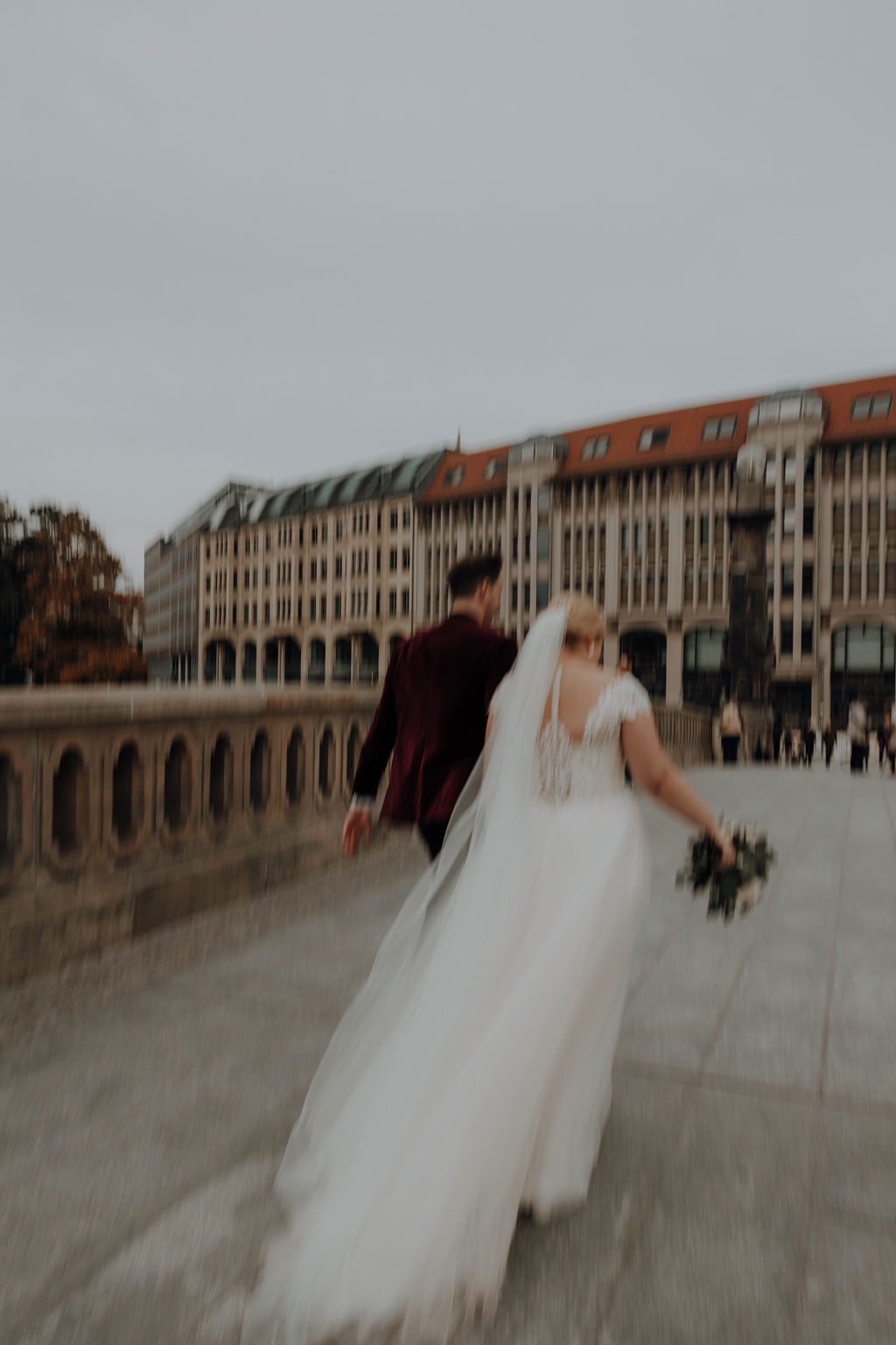 Hochzeit in der Charité in der Hoersaalrouine mit shooting an der Museumsinsel mit einem Oldtimer und dem Berliner Dom und dem Fernsehturm im Hintergrund. da haben wir Paarfotos gemacht.