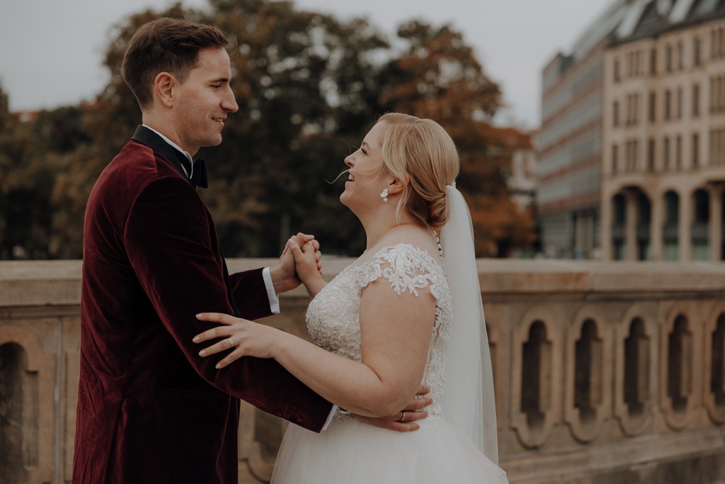 Hochzeit in der Charité in der Hoersaalrouine mit shooting an der Museumsinsel mit einem Oldtimer und dem Berliner Dom und dem Fernsehturm im Hintergrund. da haben wir Paarfotos gemacht.