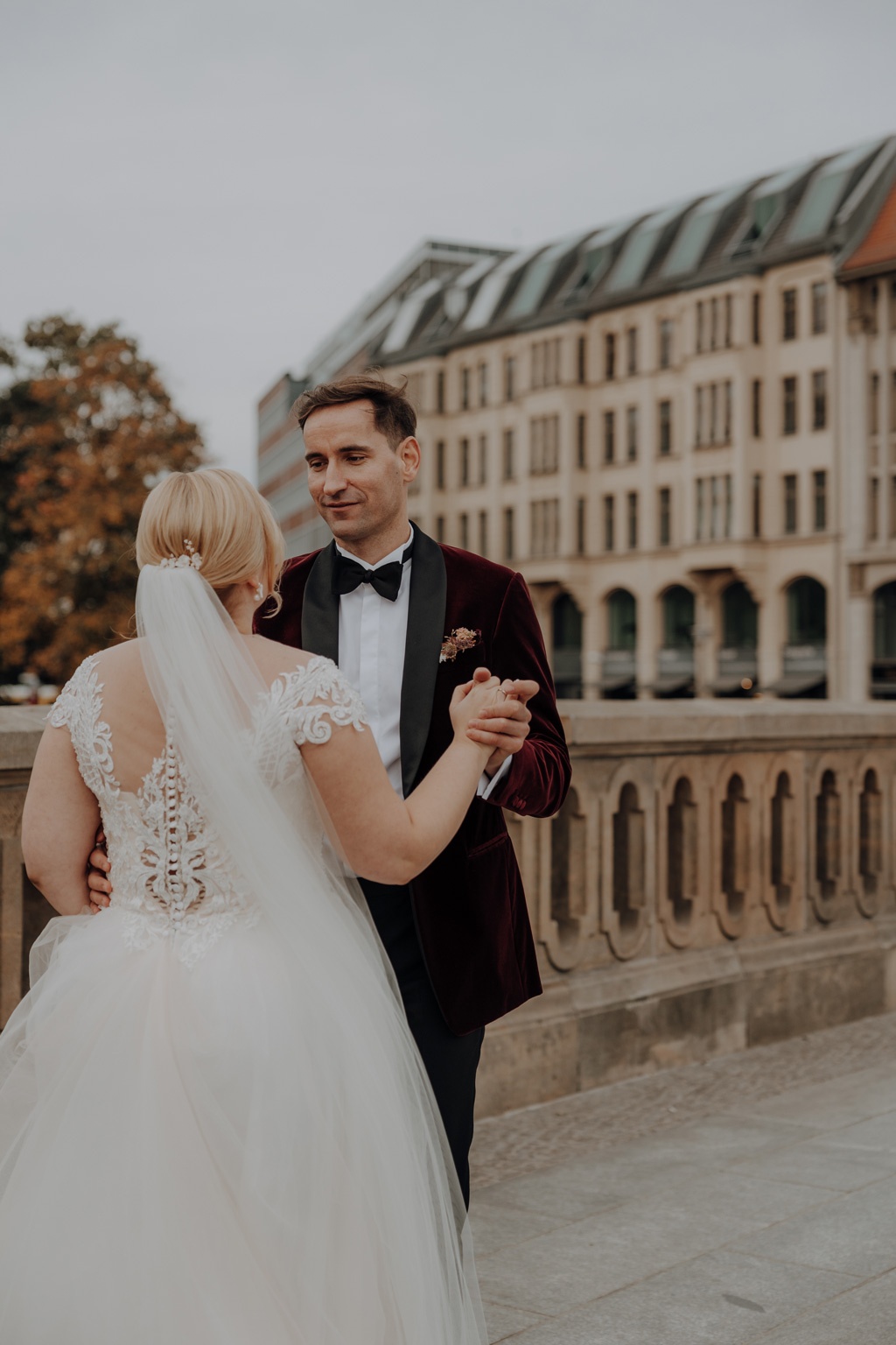 Hochzeit in der Charité in der Hoersaalrouine mit shooting an der Museumsinsel mit einem Oldtimer und dem Berliner Dom und dem Fernsehturm im Hintergrund. da haben wir Paarfotos gemacht.