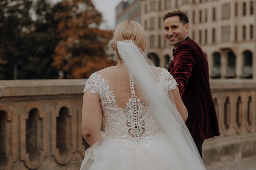 Hochzeit in der Charité in der Hoersaalrouine mit shooting an der Museumsinsel mit einem Oldtimer und dem Berliner Dom und dem Fernsehturm im Hintergrund. da haben wir Paarfotos gemacht.