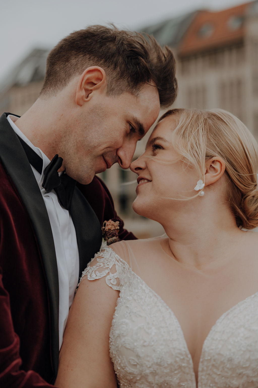 Hochzeit in der Charité in der Hoersaalrouine mit shooting an der Museumsinsel mit einem Oldtimer und dem Berliner Dom und dem Fernsehturm im Hintergrund. da haben wir Paarfotos gemacht.