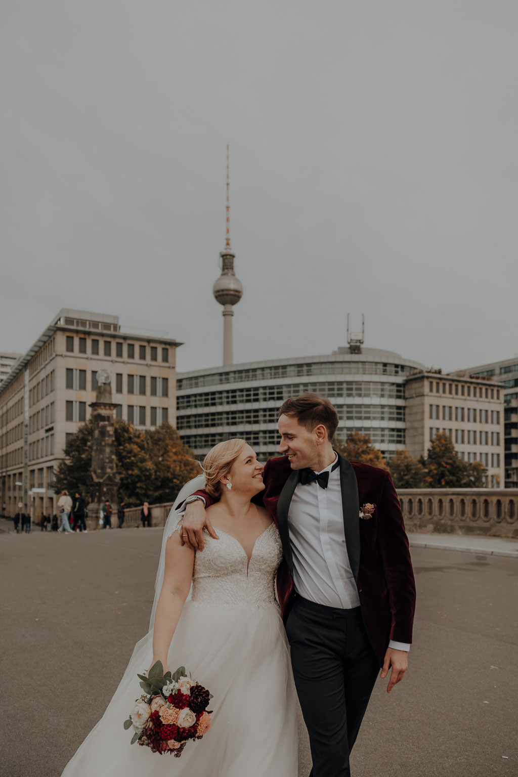 Hochzeit in der Charité in der Hoersaalrouine mit shooting an der Museumsinsel mit einem Oldtimer und dem Berliner Dom und dem Fernsehturm im Hintergrund. da haben wir Paarfotos gemacht.