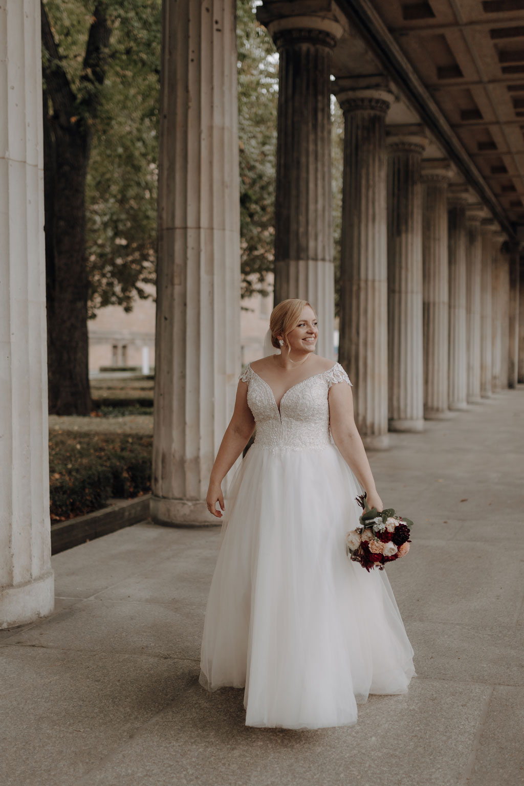 Hochzeit in der Charité in der Hoersaalrouine mit shooting an der Museumsinsel mit einem Oldtimer und dem Berliner Dom und dem Fernsehturm im Hintergrund. da haben wir Paarfotos gemacht.