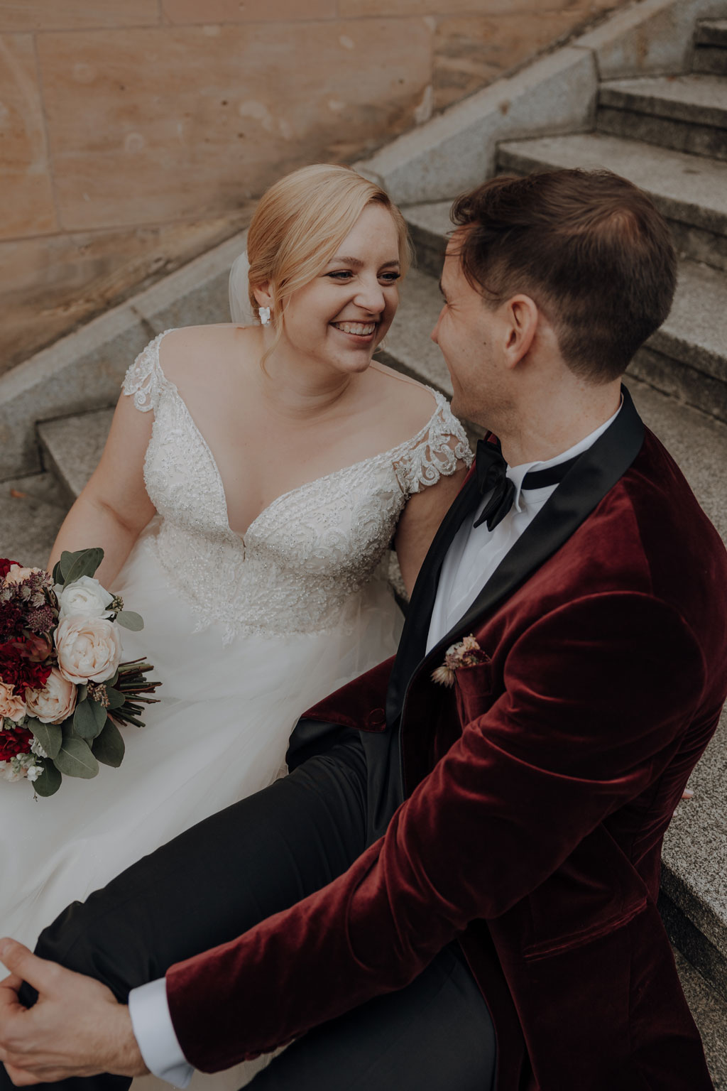 Hochzeit in der Charité in der Hoersaalrouine mit shooting an der Museumsinsel mit einem Oldtimer und dem Berliner Dom und dem Fernsehturm im Hintergrund. da haben wir Paarfotos gemacht.