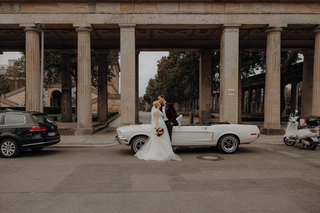 Hochzeit in der Charité in der Hoersaalrouine mit shooting an der Museumsinsel mit einem Oldtimer und dem Berliner Dom und dem Fernsehturm im Hintergrund. da haben wir Paarfotos gemacht.