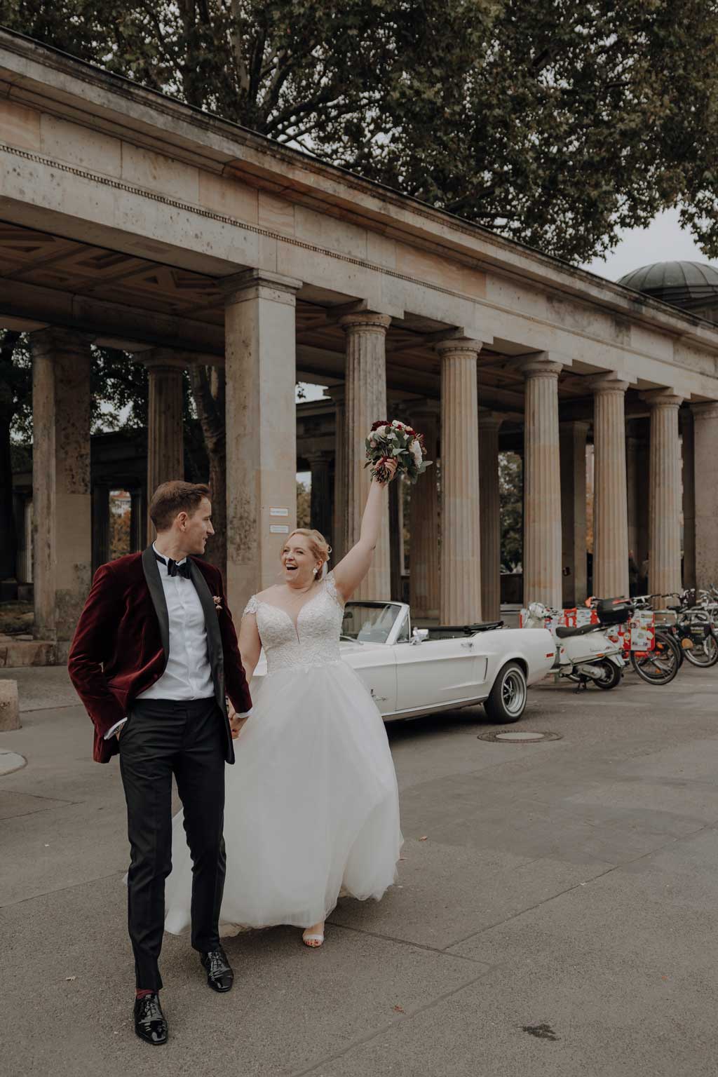 Hochzeit in der Charité in der Hoersaalrouine mit shooting an der Museumsinsel mit einem Oldtimer und dem Berliner Dom und dem Fernsehturm im Hintergrund. da haben wir Paarfotos gemacht.