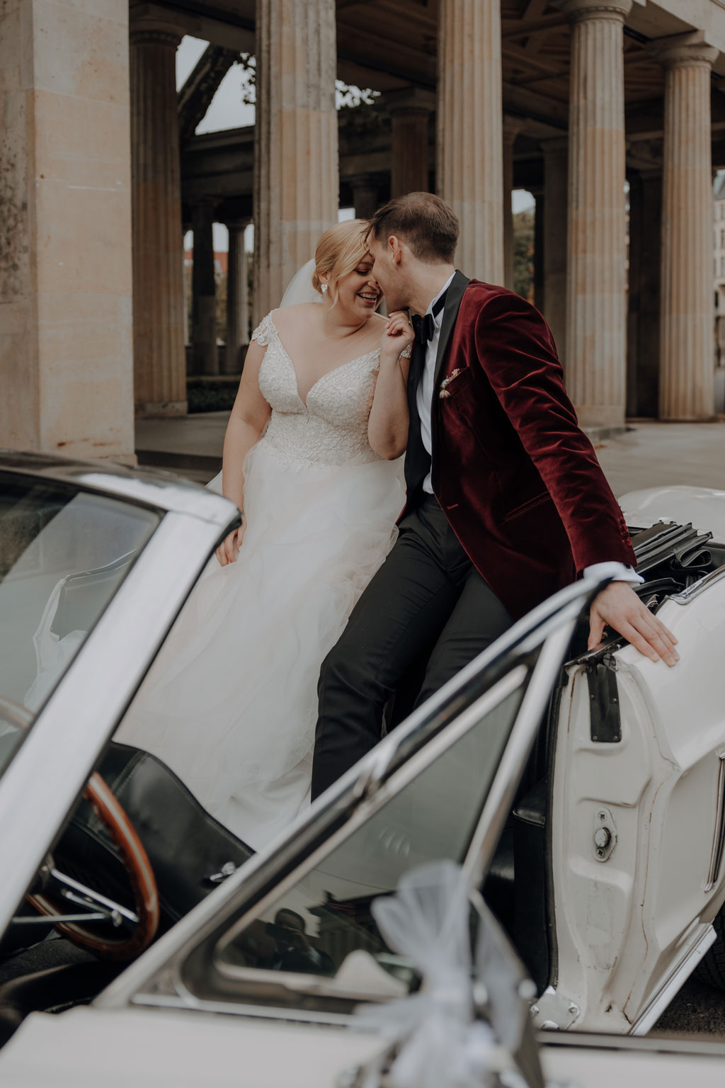 Hochzeit in der Charité in der Hoersaalrouine mit shooting an der Museumsinsel mit einem Oldtimer und dem Berliner Dom und dem Fernsehturm im Hintergrund. da haben wir Paarfotos gemacht.