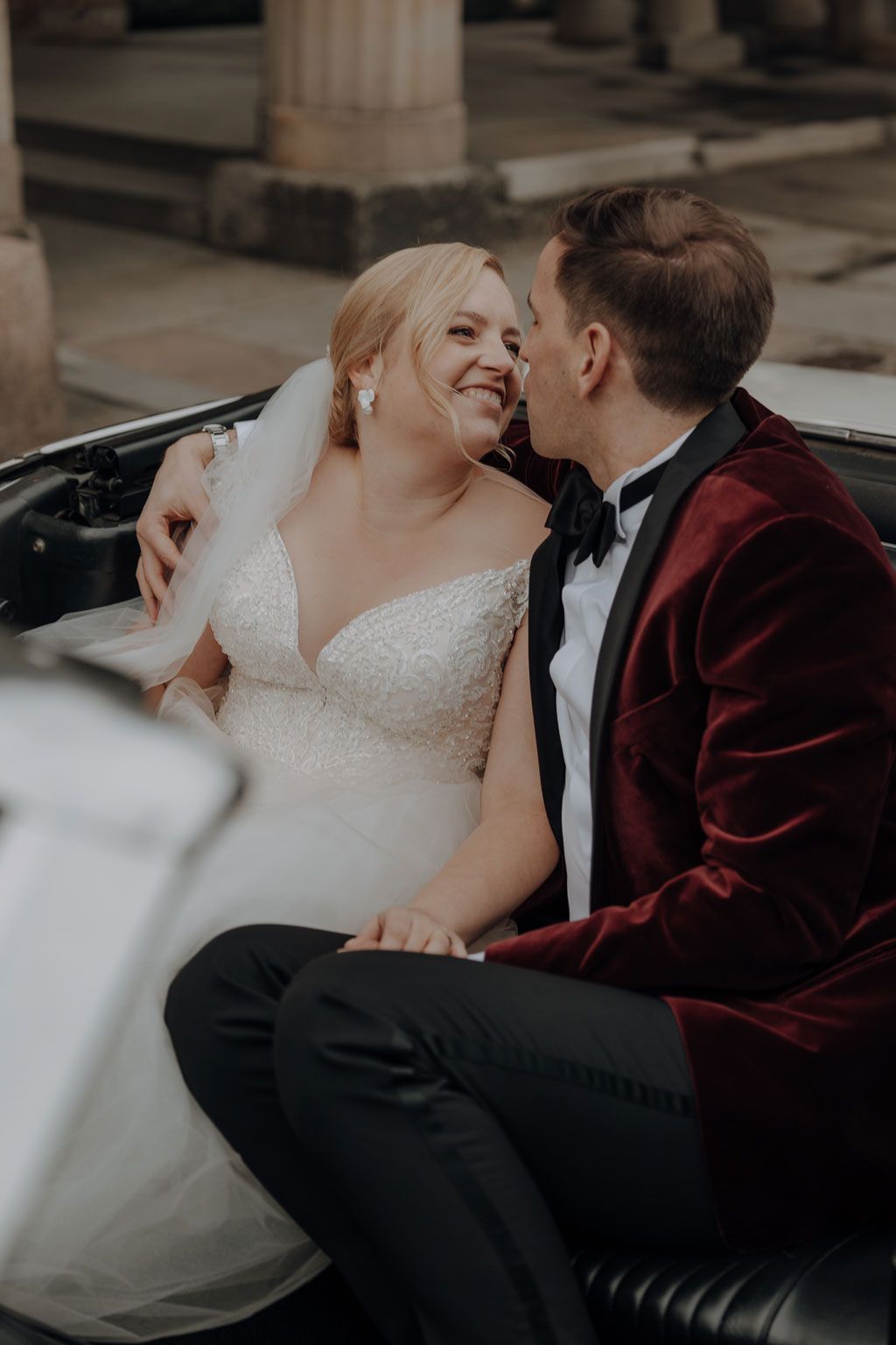 Hochzeit in der Charité in der Hoersaalrouine mit shooting an der Museumsinsel mit einem Oldtimer und dem Berliner Dom und dem Fernsehturm im Hintergrund. da haben wir Paarfotos gemacht.