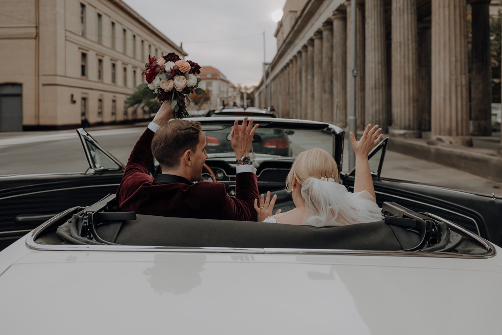 Hochzeit in der Charité in der Hoersaalrouine mit shooting an der Museumsinsel mit einem Oldtimer und dem Berliner Dom und dem Fernsehturm im Hintergrund. da haben wir Paarfotos gemacht.