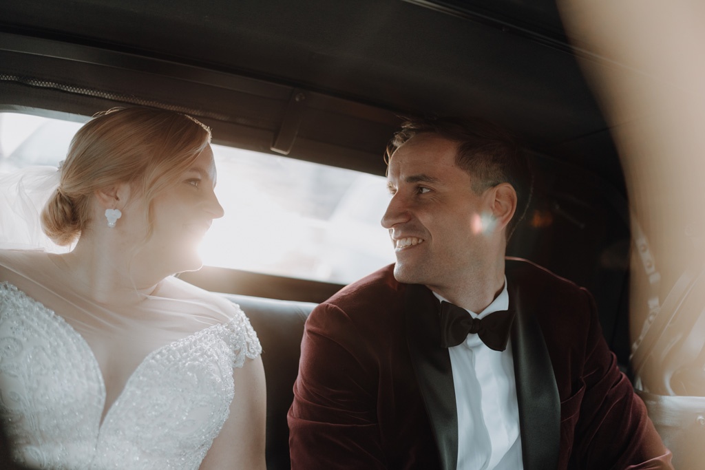 Hochzeit in der Charité in der Hoersaalrouine mit shooting an der Museumsinsel mit einem Oldtimer und dem Berliner Dom und dem Fernsehturm im Hintergrund. da haben wir Paarfotos gemacht.