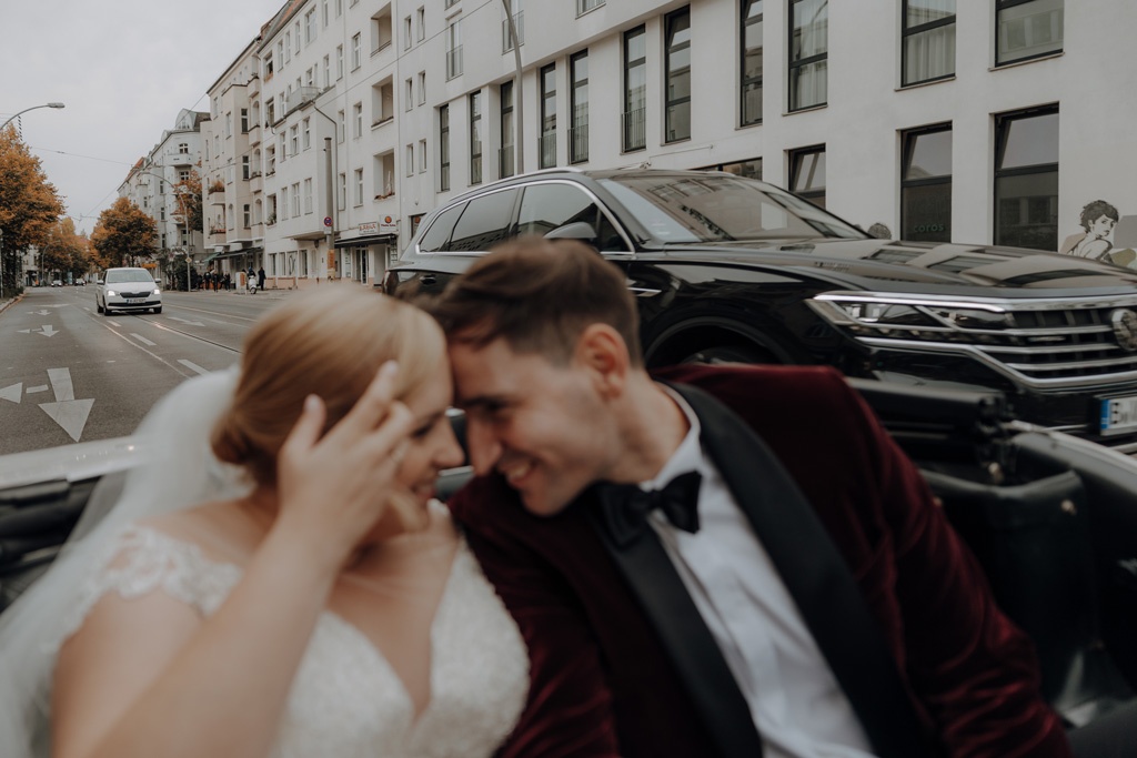 Hochzeit in der Charité in der Hoersaalrouine mit shooting an der Museumsinsel mit einem Oldtimer und dem Berliner Dom und dem Fernsehturm im Hintergrund. da haben wir Paarfotos gemacht.