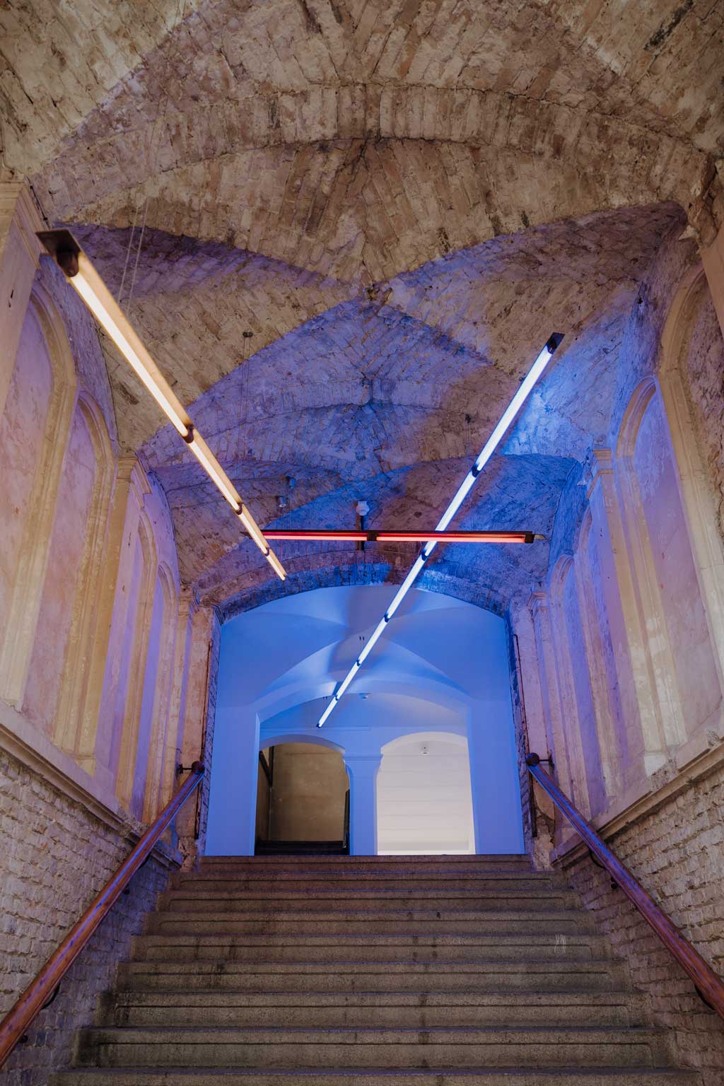 trauung Inder charité in der hoersaalruine mit mir als hochzeitsfotograf und roten tollen Blumen in berlin in einer tollen hochzeitsloaction