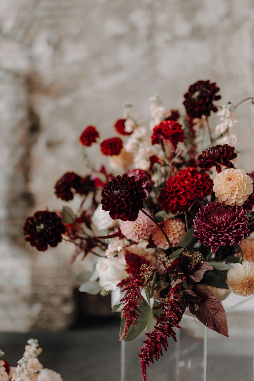 trauung Inder charité in der hoersaalruine mit mir als hochzeitsfotograf und roten tollen Blumen in berlin in einer tollen hochzeitsloaction