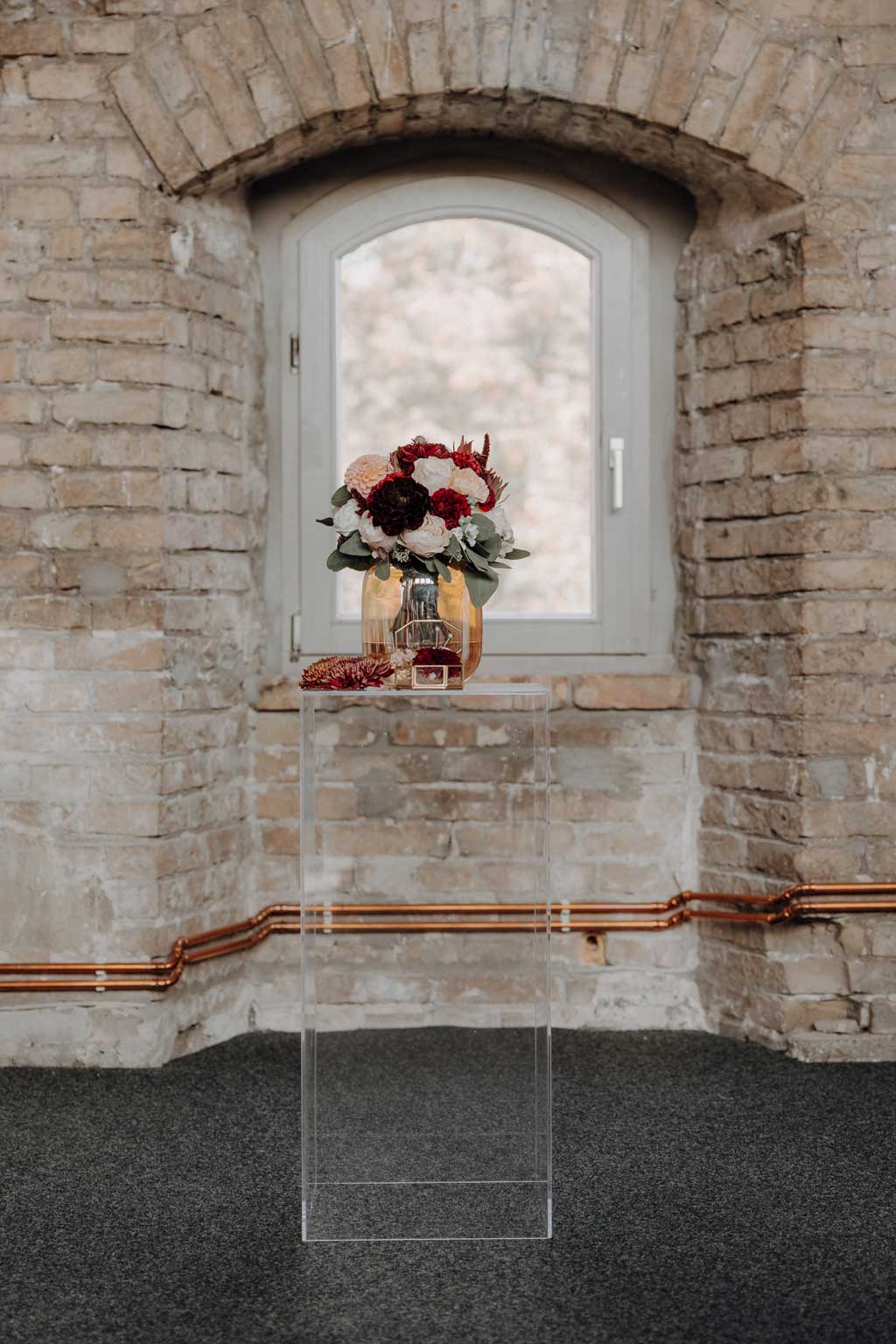 trauung Inder charité in der hoersaalruine mit mir als hochzeitsfotograf und roten tollen Blumen in berlin in einer tollen hochzeitsloaction